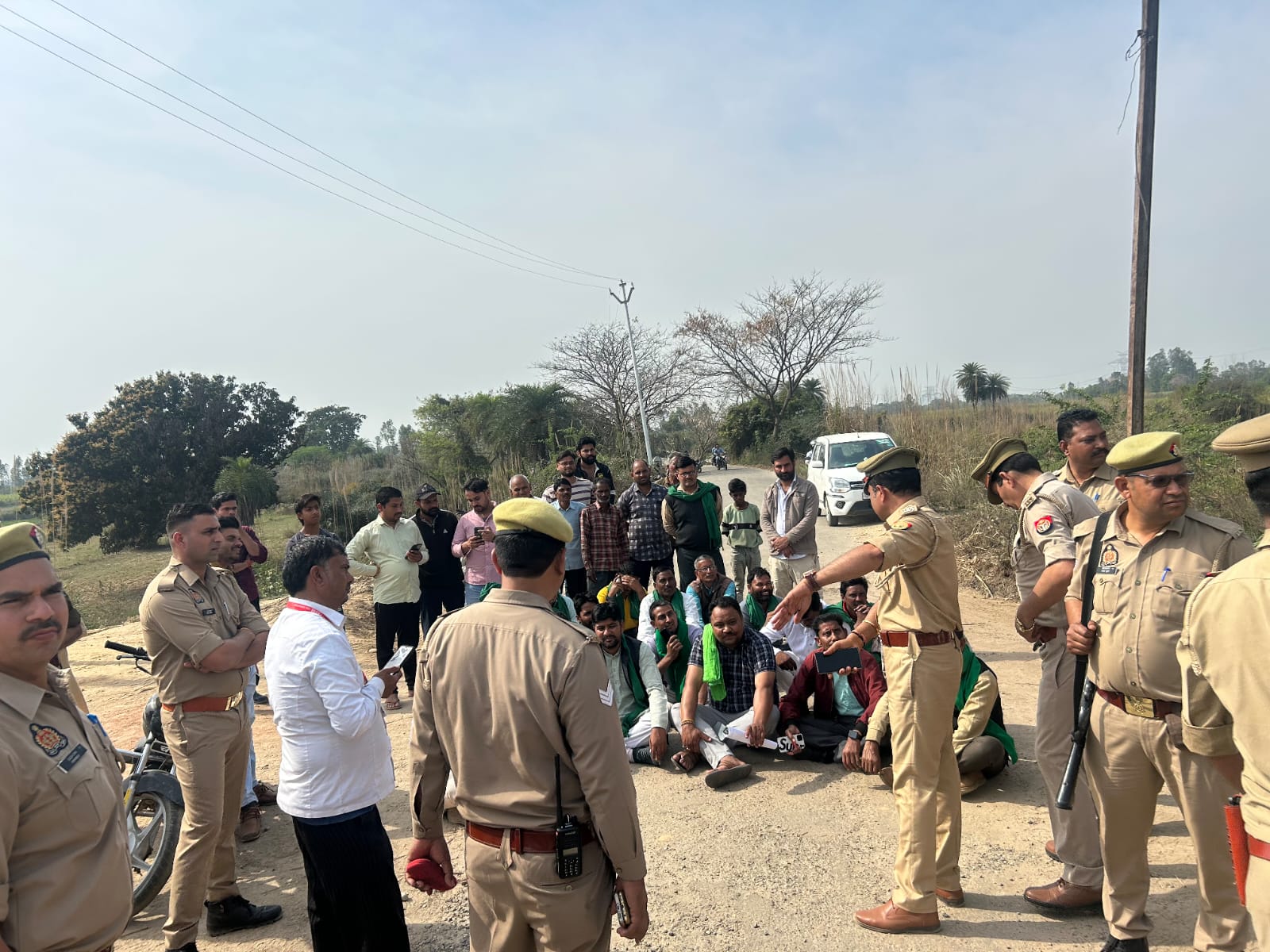 Police Attempt to Persuade BKU Krantikari Workers During Protest